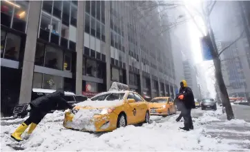  ??  ?? La nieve paralizó las actividade­s en la Gran Manzana