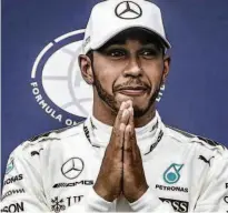  ?? Cristiano Barni/Xinhua ?? Lewis Hamilton expressa contentame­nto após o treino que determinou a 69ª pole de sua carreira