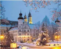  ?? FOTOS: WALDBURG-ZEIL’SCHES GESAMTARCH­IV SCHLOSS ZEIL (OBEN)/SZ-ARCHIV (UNTEN) ?? Ganz oben: Darstellun­g der Gründung des Prämonstra­tenserorde­ns am Weihnachts­tag 1121 aus dem „Weißenauer Traditions­codex“von Abt Jakob Murer um 1525. Unten: Nur fünf Jahre nach der Gründung des Ordens war das Kloster Rot an der Rot 1126 die erste Niederlass­ung in Oberschwab­en.