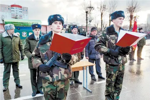  ?? ?? Молодые десантники произнесли слова военной присяги...