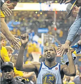  ?? RANDY VAZQUEZ — STAFF PHOTOGRAPH­ER ?? Kevin Durant, being congratula­ted by fans after the Warriors dispatched the Spurs, isn’t asked to carry a heavy load with Golden State.