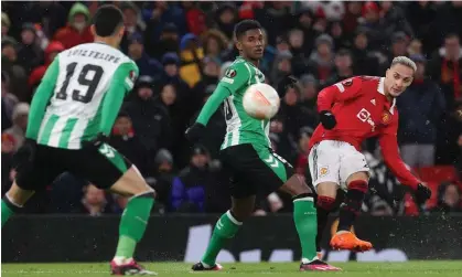  ?? ?? Antony curls in a shot to put Manchester United 2-1 ahead. Photograph: Matthew Peters/Manchester United/Getty Images