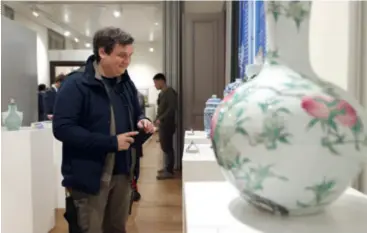  ?? ?? People visit an exhibition themed on Chinese porcelain and ceramics at the China Cultural Center in Brussels, capital of Belgium, on February 22