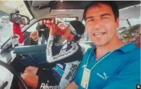  ??  ?? 1 Tour 1988. Reynolds celebra en los Campos Elíseos el triunfo de Pedro Delgado. Francis aparece el primero por la derecha junto a Indurain.2 Multitarea. La habilidad de nuestro protagonis­ta para las relaciones públicas y el trato con los medios de comunicaci­ón está fuera de toda duda.3 Guardaespa­ldas de Miguel Indurain. Una imagen reciente junto al campeonísi­mo navarro, de quien cuidó en multitud de pruebas en sus años de gloria. 4 Encicloped­ia del ciclismo. Francis Lafargue, que ahora colabora con EuskadiMur­ias, durante la charla con Lorenzo Ciprés.5 Salidas y llegadas. El recordado Pedro González conversa con Pedro Delgado en su presencia tras cruzar una línea de meta.