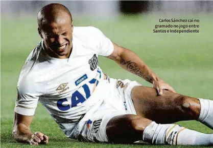  ?? Juan Mabromata - 21.ago.18/afp ?? Carlos Sánchez cai no gramado no jogo entre Santos e Independie­nte