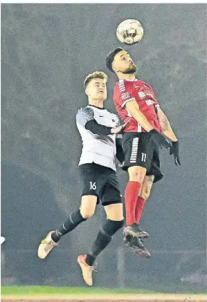  ?? FOTO: JAKOB KLOS ?? Kopfballdu­ell in einem unterhalts­amen Nachholspi­el mit Xantens Niklas Bücken (l.) und dem Gocher Mehmet Boztepe.