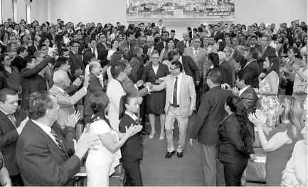  ??  ?? PANORAMA. El flamante rector, Marcos Oviedo, durante su salida tras el discurso principal realizado en su posesión.