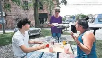  ?? ROB GURDEBEKE THE CANADIAN PRESS ?? Customers get their meals dropped off outside a restaurant in Windsor, Ont., recently as restrictio­ns were eased in the area.