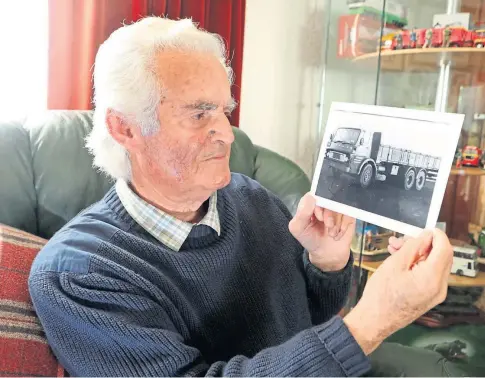  ??  ?? MEMORY: John Sibbit with a photo of the lorry he drove to Aberfan after the 1966 disaster. Picture by Gareth Jennings