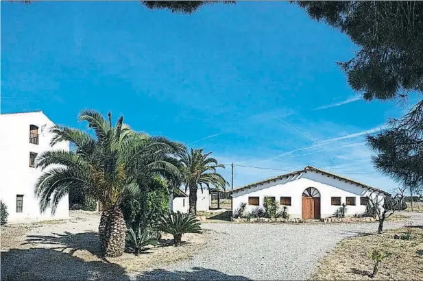  ?? FUNDACIÓ MAS MIRÓ ?? Irradiació­n en el
mundo. Sobre estas líneas, vista del Mas Miró. Debajo, de entre los muchos óleos que dedicó a Mont-roig: La masía, comprada por Hemingway y ahora en la National Gallery de Washington; La casa de la palmera (Reina Sofía de Madrid), y...