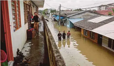  ?? (Foto BERNAMA) ?? Keadaan di Kampung Padang Jawa yang dinaiki air di Shah Alam, semalam.