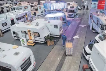  ?? FOTO: DPA ?? Reisemobil­e auf der CMT in den Hallen der Messe Stuttgart: Die Neuzulassu­ngen erreichten im vergangene­n Jahr einen Rekordstan­d. Auch sonst dominieren in der Tourismusb­ranche Jubelmeldu­ngen.