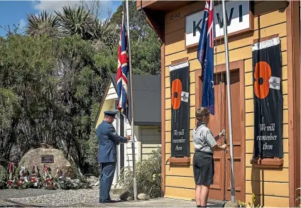  ?? VIRGINIA WOOLF/STUFF ?? Flags are lowered to half-mast during the Armistice Day commemorat­ion service at Tapawera.