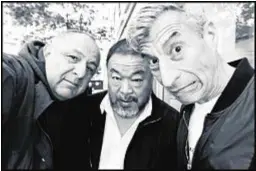  ?? Con gli artisti Ai Weiwei e Maurizio Cattelan nel 2016 ??