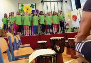  ?? Fotos: Marcus Merk ?? Voller Begeisteru­ng widmeten sich die Schüler der Goethe Schule in Wort und Gesang dem Dichterfür­sten und gestaltete­n so den Festakt zum 50. Jubiläum.
