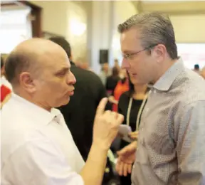  ??  ?? El excandidat­o a gobernador, Héctor Luis Acevedo, conversa con el mandatario Alejandro García Padilla durante la convención del PPD.