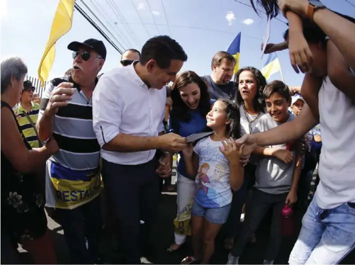  ??  ?? El entonces aspirante presidenci­al Fabricio Alvarado aparece aquí, el 1.° de abril del 2018, durante un recorrido proselitis­ta por la segunda ronda electoral. CORTESÍA PRN