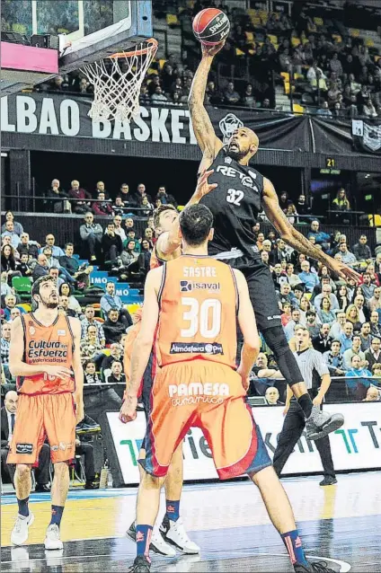  ?? FOTO: JUAN ECHEVERRÍA ?? Vuelo sin motor Gladness completó una gran actuación frente al Valencia que acompañó con algunos ‘mates’ espectacul­ares