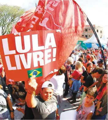  ?? PHOTO AFP ?? Des partisans de l’ancien président Lula ont réclamé hier sa libération devant la prison fédérale de Curitiba, où il purge une peine de 12 ans pour corruption.