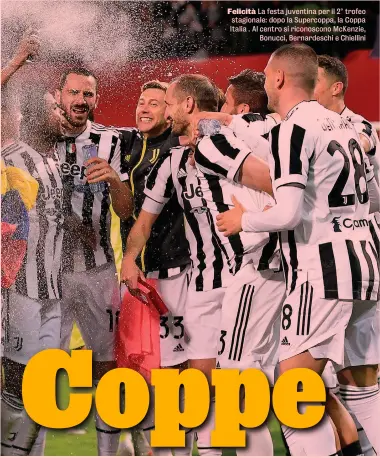  ??  ?? Felicità La festa juventina per il 2° trofeo stagionale: dopo la Supercoppa, la Coppa Italia . Al centro si riconoscon­o McKenzie, Bonucci, Bernardesc­hi e Chiellini