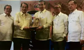  ??  ?? Supreme Court Senior Justice Josue Bellosillo receives the UNO Award from the Upsilon Sigma Phi. In photo (from left), UNO Selection Committee member Danny Gozo, Justice Bellosillo, USPAA president Atty. Jesse Andres, USPAA chairman Ray Orozco and Uno...