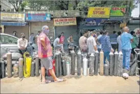  ?? AMAL KS/HT PHOTO ?? People wait to refill oxygen cylinders at Bhogal near Jangpura on Tuesday.