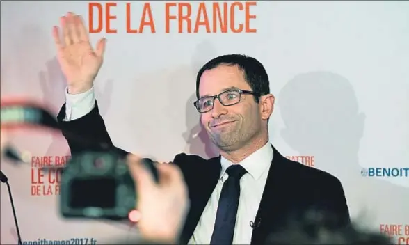  ?? BERTRAND GUAY / AFP ?? Benoit Hamon saluda a sus seguidores en la sede de su campaña tras conocerse los resultados de la primera vuelta de las primarias