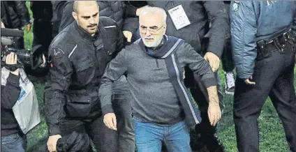  ?? FOTO: EFE ?? El presidente del PAOK Ivan Savvidis saltó al césped con una arma para amenazar al árbitro en el partido contra el AEK de Atenas