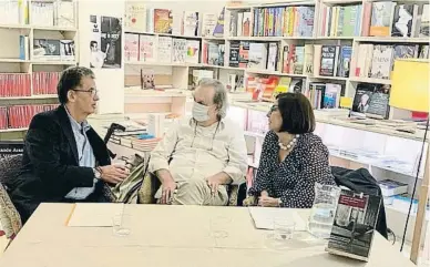  ?? LV ?? Antoni de Moragas (centro) con Santiago Tarín y Victoria Combalía en la presentaci­ón del libro