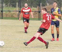  ?? ?? Lachlan Storal fires off a pass to a Bunyip Strikers teammate. Photograph­s by AMANDA EMARY.