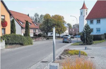  ?? FOTO: WOLFGANG LUTZ ?? Entlang der Hauptstraß­e soll in Erisdorf ein Gehweg angelegt werden.