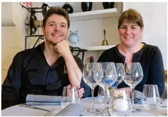  ??  ?? Laurent, en cuisine et Stéphanie Gasnier, en salle, tiennent ensemble Le Clos de Chevreuse depuis 2012.