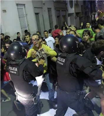  ?? PHOTO AFP ?? Des heurts ont éclaté entre des manifestan­ts indépendan­tistes et les forces de l’ordre, hier soir, devant les locaux d’un bureau de poste à Terrassa, en Catalogne.
