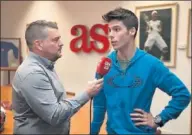  ??  ?? El campeón se fotografió con el subdirecto­r de As Juan Gutiérrez, realizó una entrevista para As TV y recordó a Ángel Nieto junto a la fotografía que adorna la redacción.