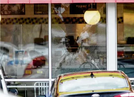  ?? RICK MUSACCHIO/EPA-EFE/REX/SHUTTERSTO­CK ?? A window on a Waffle House in Nashville was shattered by a bullet in a shooting in 2018.