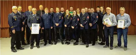  ?? Daniel Rotter, Feuerwehr Kemnat Foto: ?? Neuwahlen gab es bei der Feuerwehr Kemnat. Unser Bild zeigt: (hinten, von links) Kreisbrand­inspektor Erwin Schneider, Herbert Mader, Bernd Vogg, Bürgermeis­ter Roland Kempfle, Martin Saumweber, Nico Vogg, Julian Bisle, Manuela März, Andreas Zimmermann, Daniel Rotter, Florian Saumweber, Julia Schwab, Konrad Schedel, Alfred Bader sowie vorne Udo Berger, Maximilian März, Niklas März, Sophie Walker, Alina Reiter, Tobias Neumair und Christian Saumweber.