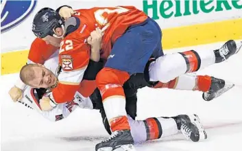  ?? JIM RASSOL/STAFF PHOTOGRAPH­ER ?? Florida Panthers left wing Shawn Thornton gets into a fight with Ottawa Senators defenseman Mark Borowiecki early in Sunday night’s game in Sunrise.
