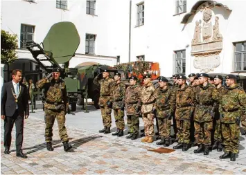  ?? Foto: von Weitershau­sen ?? Im Rahmen des Verabschie­dungsappel­ls im Schlosshof von Dillingen schreiten Oberbürger­meister Frank Kunz und Bataillons kommandeur Oberstleut­nant Florian Wulf vorbei an den Soldaten des KFOR Einsatzkon­tingents Kosovo.