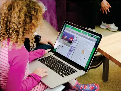  ?? Bild: SCRATCH.MIT.EDU ?? BYGG MED BLOCK. Det går att göra spel och program med Scratch utan att skriva kod. Det finns färdiga pusselbita­r som du använder för att ge instruktio­ner till datorn.