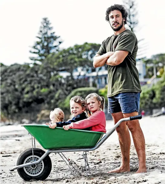  ?? LAWRENCE SMITH/STUFF ?? How-to-Dad Jordan Watson finds a barrow-full of laughs with his three girls.