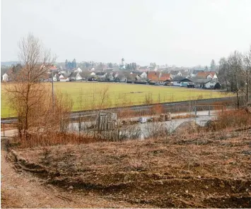  ?? Foto: Julian Leitenstor­fer ?? Auf der Fläche der ehemaligen Deponie in Heinrichsh­ofen soll eine Photovolta­ikanlage entstehen.