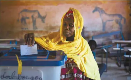  ?? MICHELE CATANI AGENCE FRANCE-PRESSE ?? Une femme enregistre son vote au second tour des élections à Bamako, dimanche.