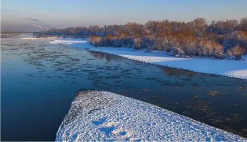  ?? ?? La rivière Vistule en Pologne en hiver.