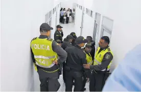  ?? EL HERALDO ?? Custodios de la Policía Metropolit­ana en los pasillos del Centro de Servicios.