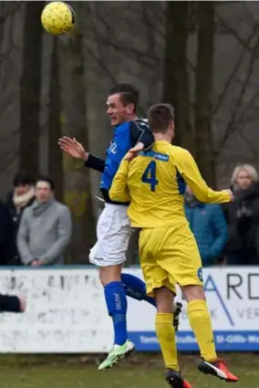  ?? FOTO GMAX ?? Nick Van der Westerlake­n (links) wint voor Mariekerke het kopduel tegen Lohengrin De Deurwaerde­r van SintGillis­Waas. Samen met neef Andy maakt hij volgend seizoen de overstap naar Hoboken.