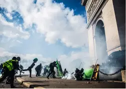  ??  ?? À Paris en mars 2019, lors de l’acte 18 des Gilets jaunes.