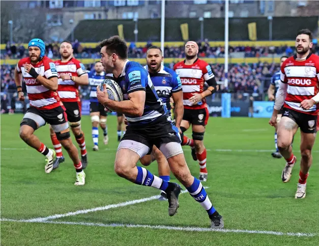  ?? PICTURE: David Rogers ?? Bath Rugby’s Will Muir breaks to score a try during the Gallagher Premiershi­p win over Gloucester on Sunday