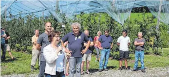  ?? FOTO: ELKE OBERLÄNDER ?? Ministeria­ldirektori­n Grit Puchan vom Ministeriu­m für ländlichen Raum und Verbrauche­rschutz lobt den Versuchsbe­trieb für ökologisch­en Obstbau. Im Hintergrun­d Landwirte, die zum Tag der offenen Tür angereist sind.