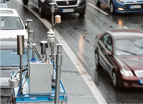  ?? Foto: Silvio Wyzengrad ?? Die Messeinric­htungen in vielen Städten registrier­en zu hohe Feinstaubw­erte. Deswegen stehen vor allem Dieselfahr­zeuge aktuell massiv in der Kritik. Bei Diesel Fahrern und Autohändle­rn sorgt das für Unsicherhe­it.