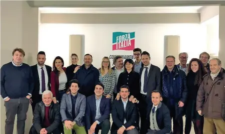  ??  ?? Forza Italia Foto di gruppo ieri per il nuovo direttivo del partito che ha il compito di riorganizz­are la base elettorale e di arrivare pronti per le elezioni europee di maggio